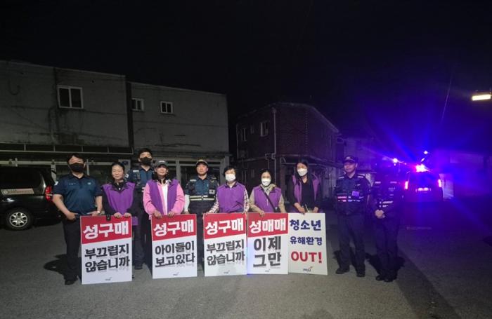 파주시 대추벌옛 용주골 성매매집결지 일대에서 시민 경찰 공무원 등이 참여한 가운데 성매매 근절과 성매수 방지를 위한 합동 캠페인이 진행되고 있다 참가자들은 성매매 없는 안전한 파주 조성을 위한 홍보 활동과 순찰을 펼치며 성매매집결지의 완전한 폐쇄를 위한 시민 공감대 확산에 나섰다 사진 제공파주시