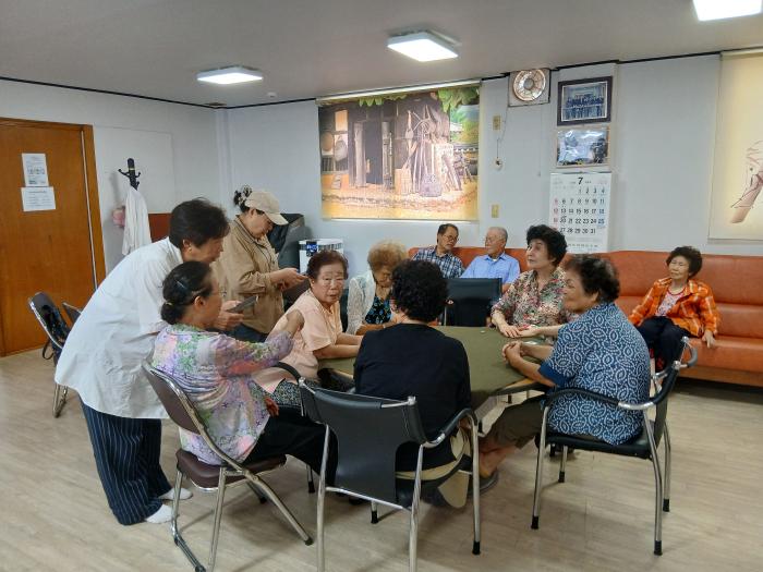 교하동 주민자치위원들이 마을별 경로당을 찾아 주민총회를 홍보하고 마을의제를 설명하며 온라인 투표 참여를 독려하고 있다 하효종 기자
