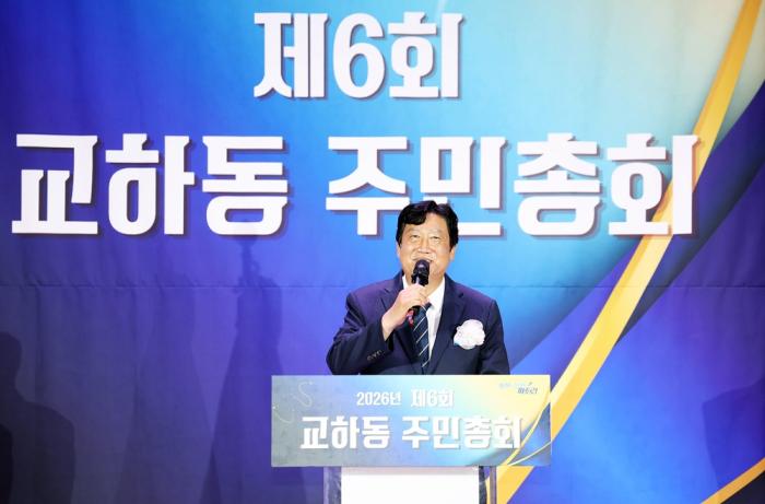 손배찬 파주시장이 교하동 주민총회에 참석해 축사를 전하고 있다 하효종 기자