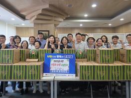 파주시 운정1동 통장협의회, 어르신을 위한 여름철 사랑의 수박 나눔 행사 기사 이미지