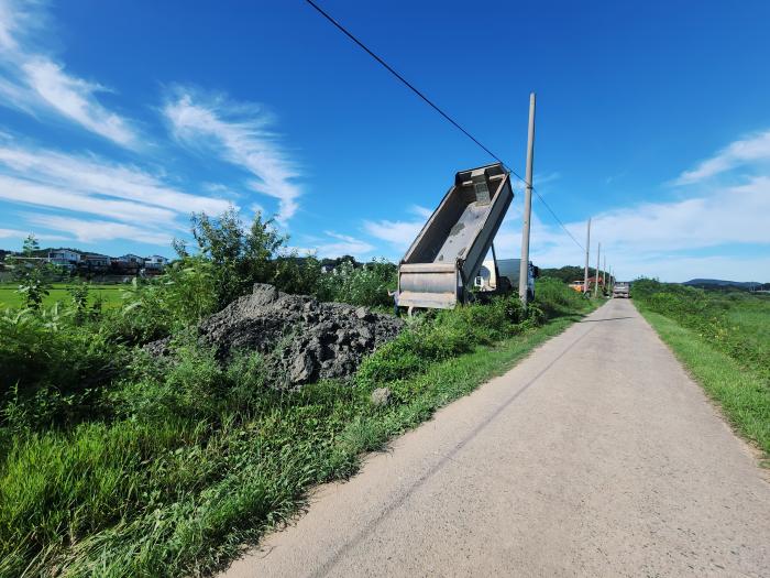 심야 틈타 하천변에 토사 무더기…주민 제보로 적발, 경찰 수사