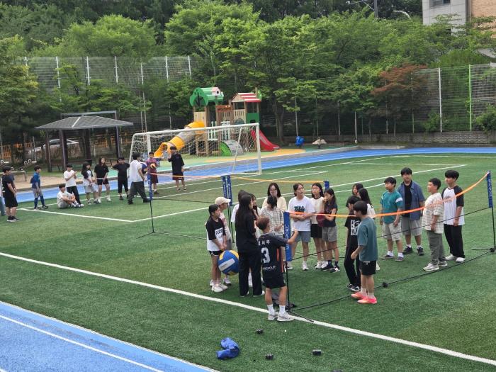파주 한가람초등학교 6학년 학생들이 아침시간을 활용해 학년 스포츠클럽 대회로 열린 빅발리볼 경기에 참여하고 있다 사진파주교육지원청 본 기사와 직접 관련 없는 자료사진