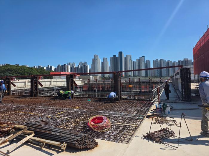  교하 다목적체육관 건립공사 현장에서 2층 슬래브 철근 배근 작업이 진행되고 있다 하효종 기자