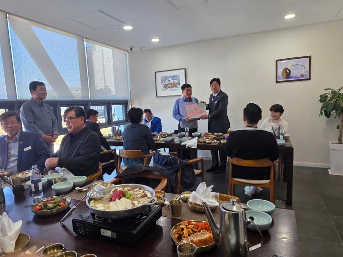  경기도의회 건설교통위원회의 파주 현지 방문 당시 오찬 자리에서 손배찬 파주시장이 고찬석 건설교통위원장에게 파주 특산물을 기념품으로 전달하고 있다 하효종 기자