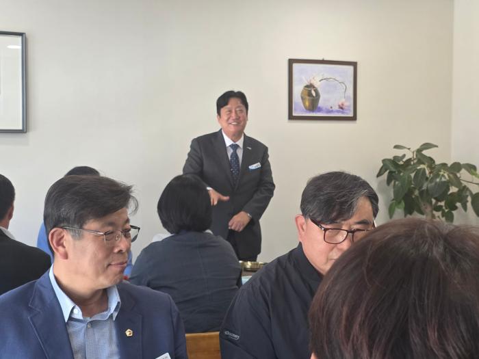  손배찬 파주시장이 오찬 자리에서 경기도의회 건설교통위원들에게 파주의 숙원사업인 지하철 3호선 연장과 대중교통 체계 개선에 힘을 보태 달라고 요청하고 있다 하효종 기자